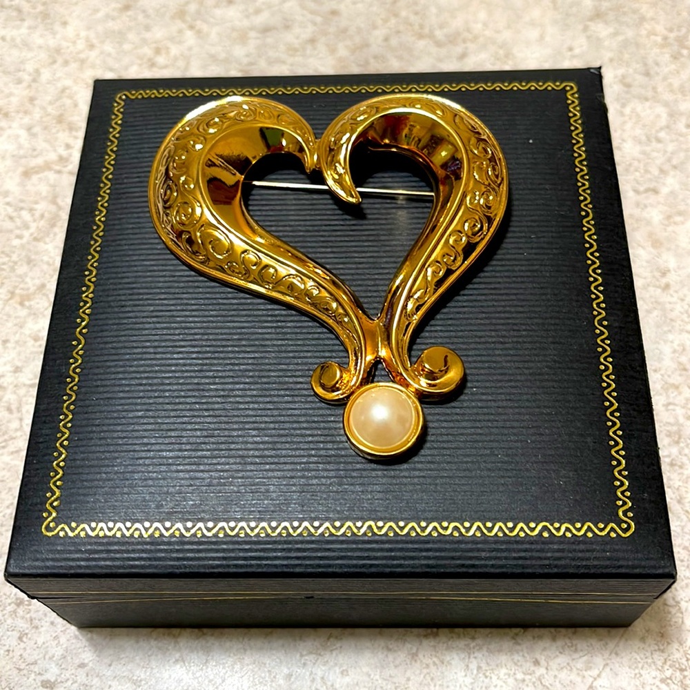 VINTAGE LARGE AVON FILAGREE ENGRAVED GOLD TONE METAL & FAUX PEARL HEART BROOCH